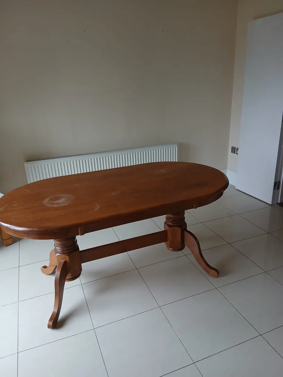 Table and chairs - Image 1