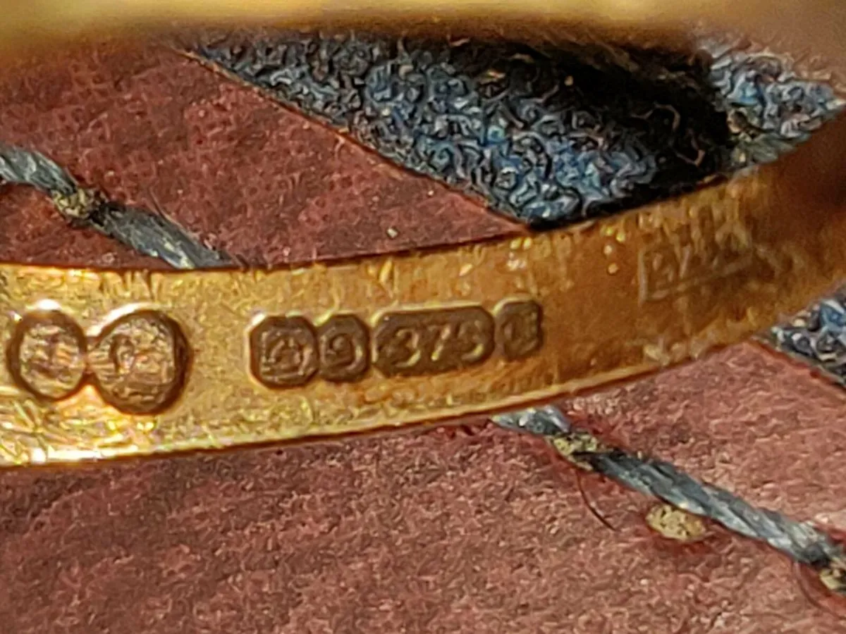 RARE IDENTITY, 9CT Thick  Gold Unisex Signet Ring - Image 4