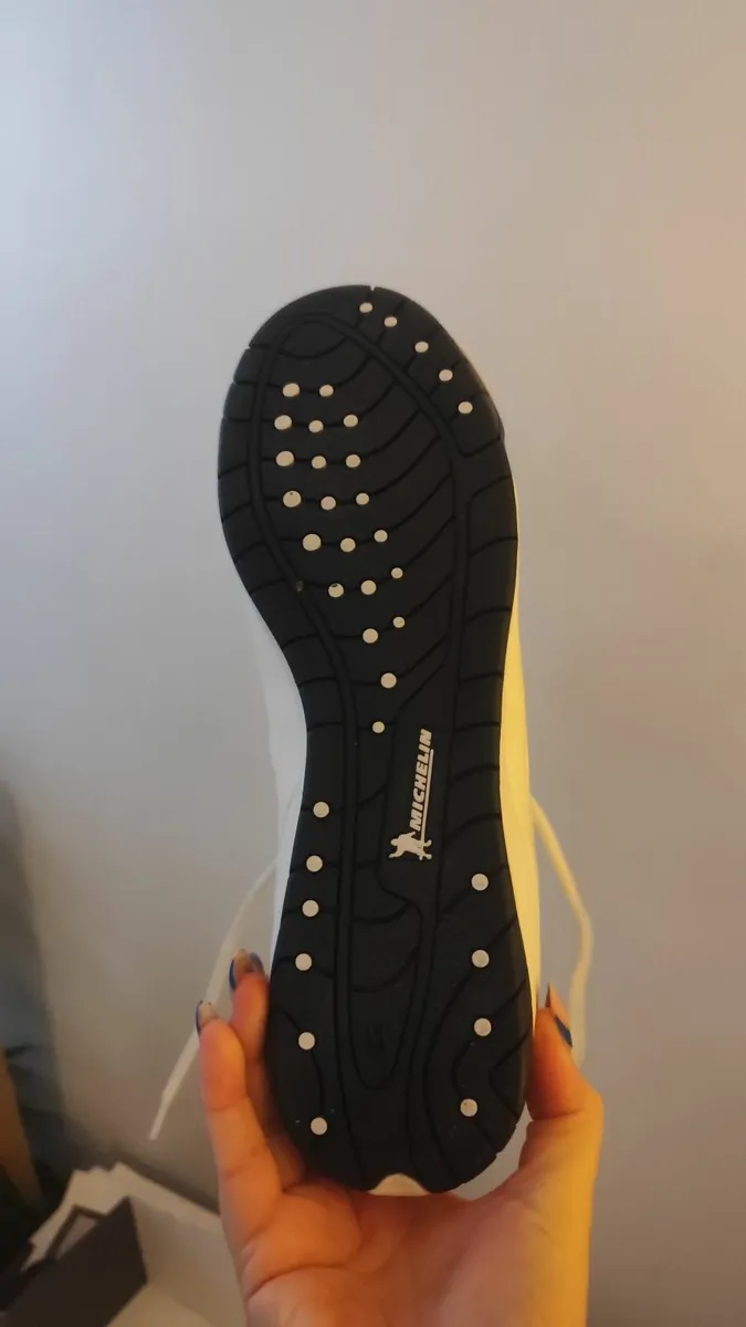 Everlast Elite boxing boots are a size 9 UK. - Image 3