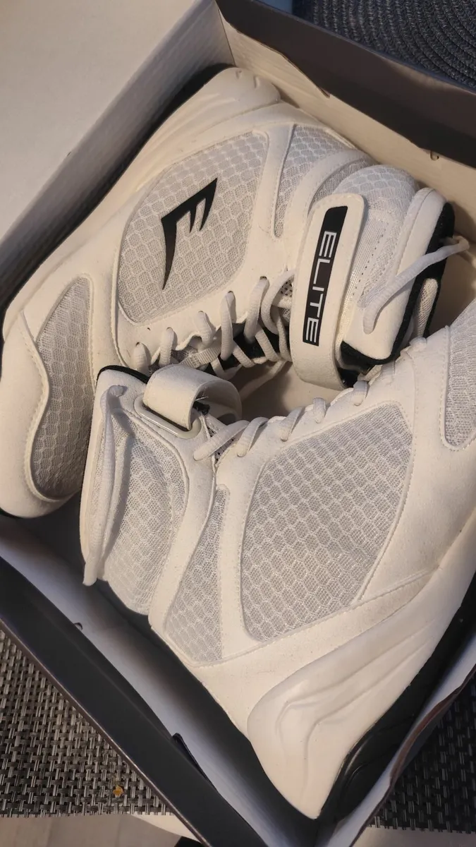 Everlast Elite boxing boots are a size 9 UK. - Image 1