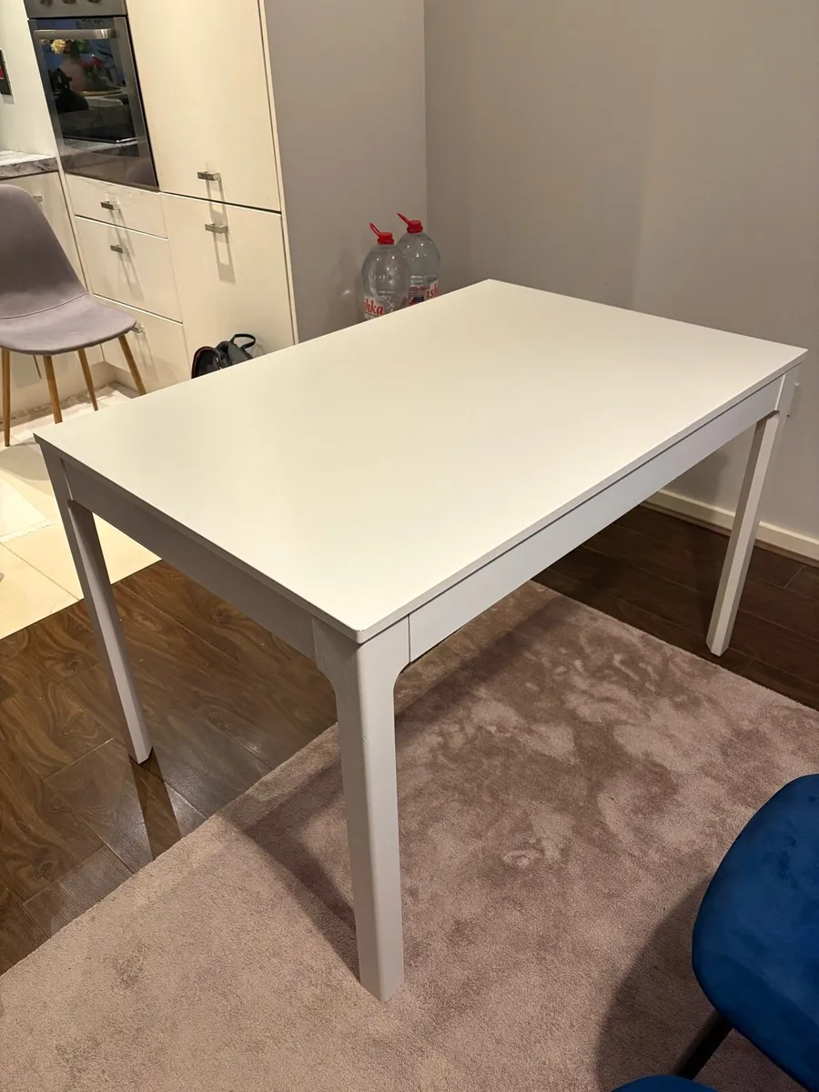 Table plus 4 chairs - Image 1