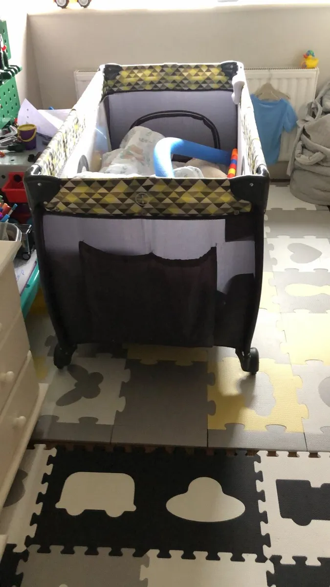 Travel cot - Image 2