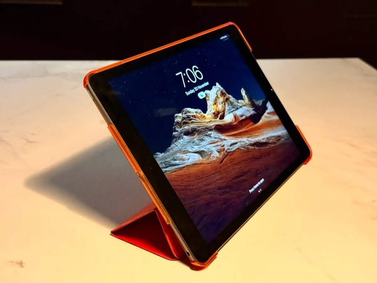 iPad 7th gen (2019) 32GB great condition + magnetic case - Image 1