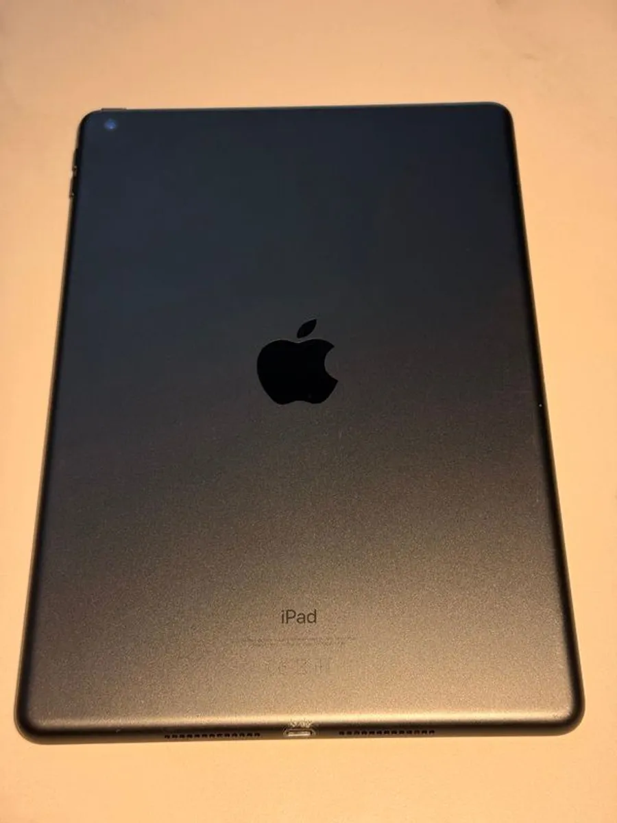 iPad 7th gen (2019) 32GB great condition + magnetic case - Image 3