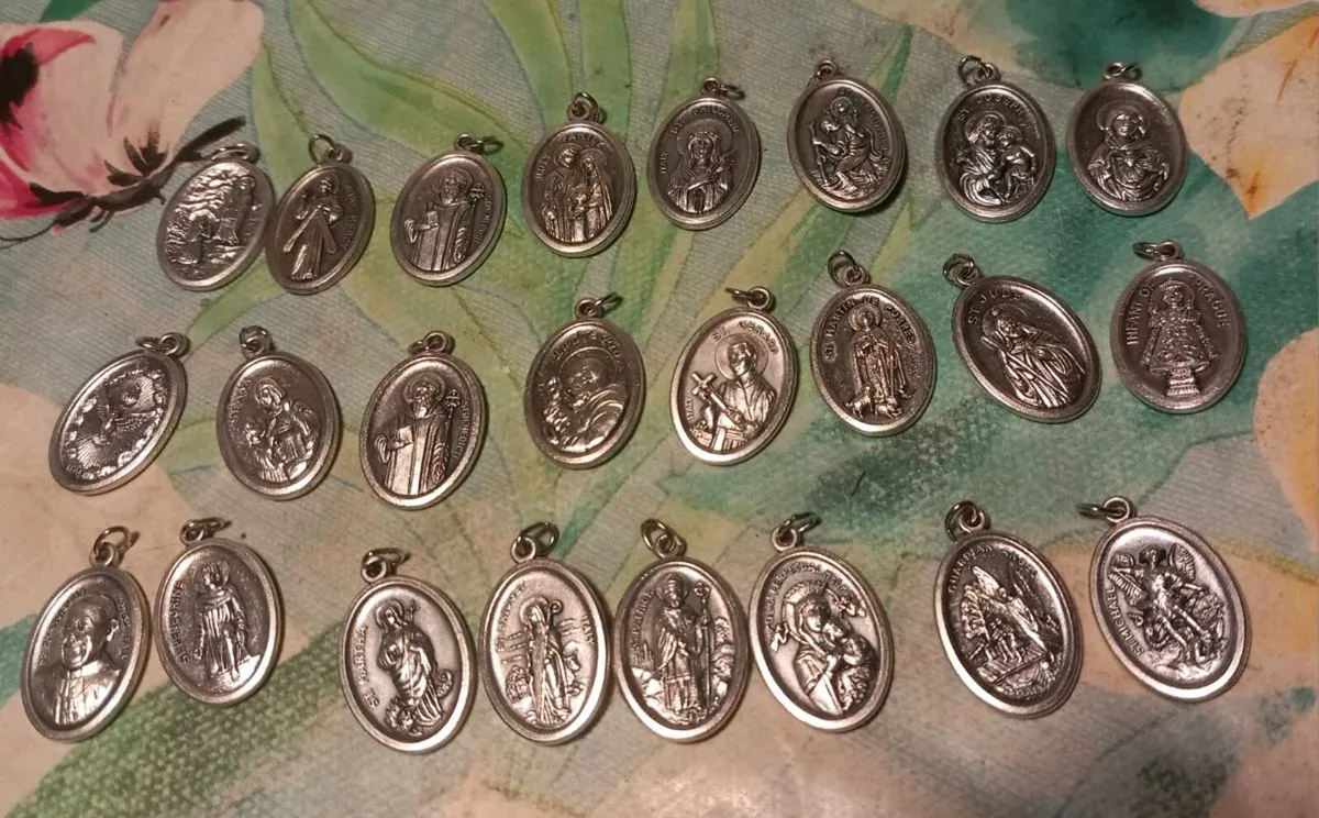 24 Saint pendants, 6 are relics, D18 post 3e - Image 1