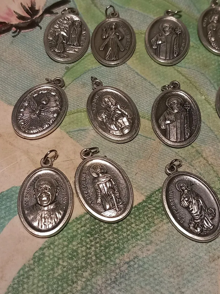 24 Saint pendants, 6 are relics, D18 post 3e - Image 2