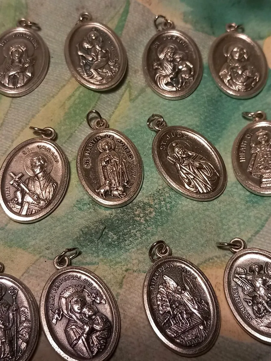24 Saint pendants, 6 are relics, D18 post 3e - Image 3