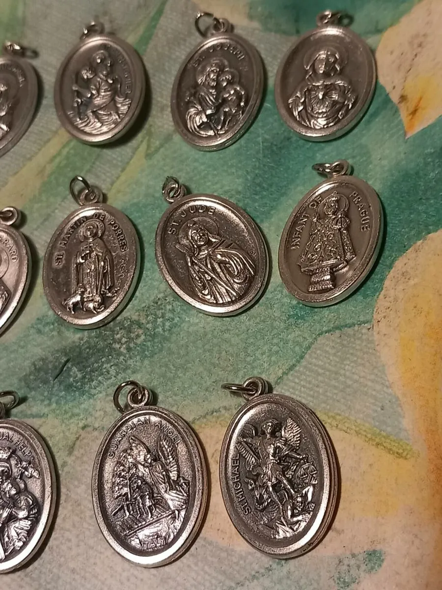 24 Saint pendants, 6 are relics, D18 post 3e - Image 4