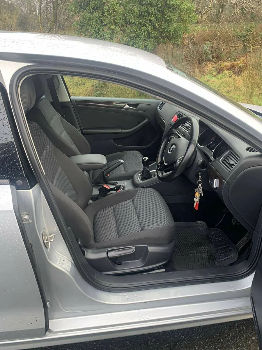 Volkswagen Jetta 2016 - Image 2