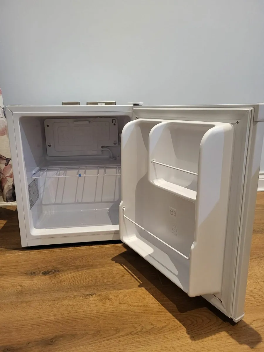 Logik Mini Fridge - Image 3