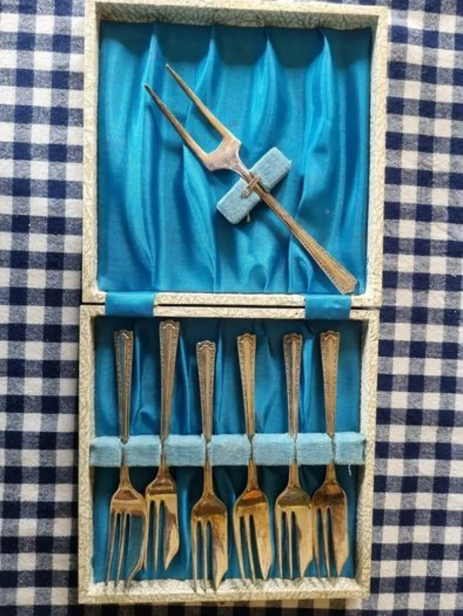 Vintage silver plated cake forks - Image 1