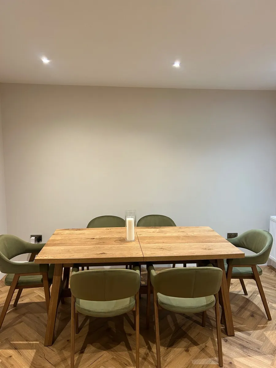 Extendable table and 6 olive green velvet chairs - Image 3