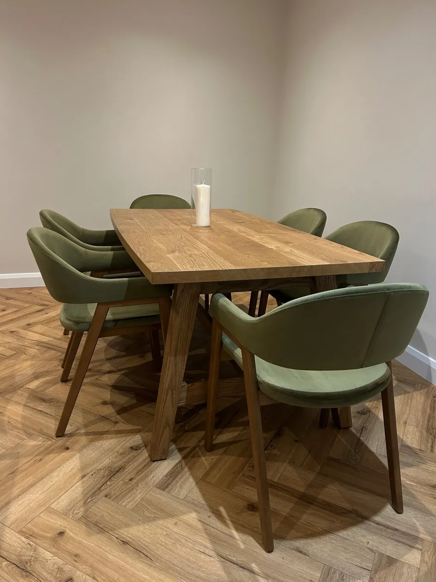 Extendable table and 6 olive green velvet chairs - Image 4