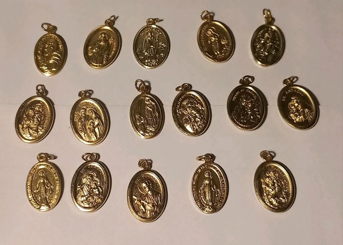16 Saint pendants, all different, D18 post 3e - Image 1