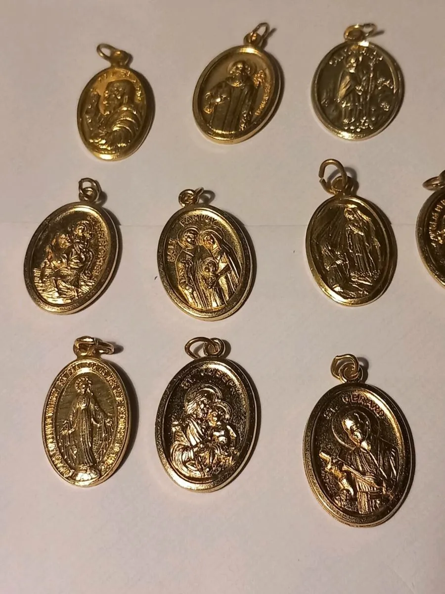16 Saint pendants, all different, D18 post 3e - Image 2
