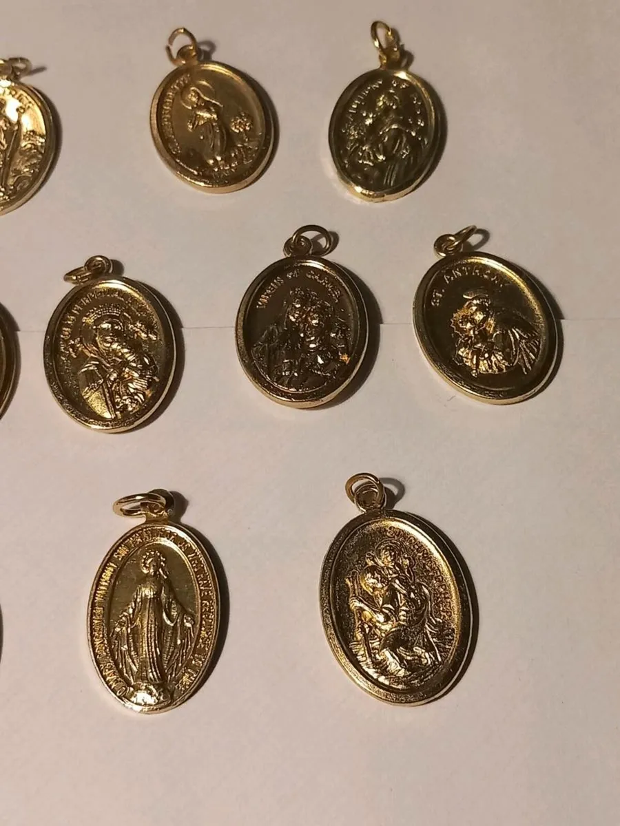16 Saint pendants, all different, D18 post 3e - Image 3
