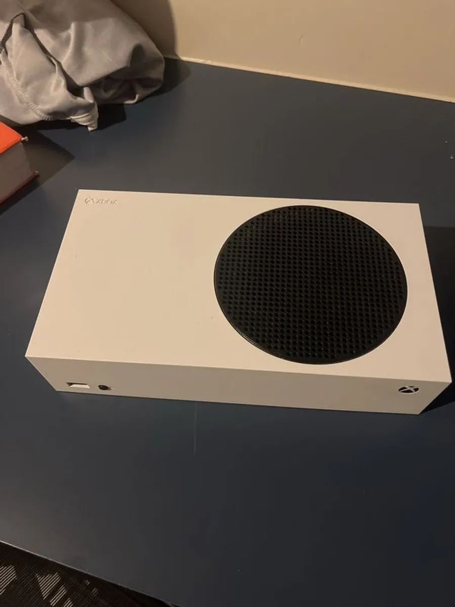 Xbox series S perfect condition with old controller - Image 1