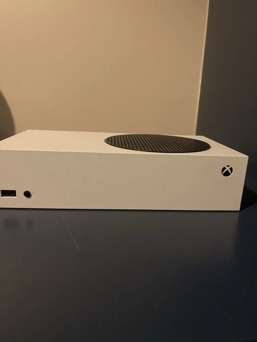 Xbox series S perfect condition with old controller - Image 2