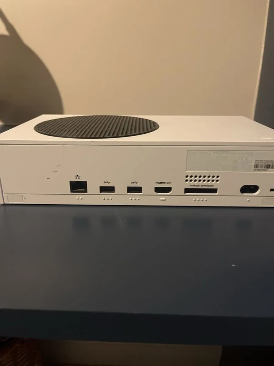 Xbox series S perfect condition with old controller - Image 3