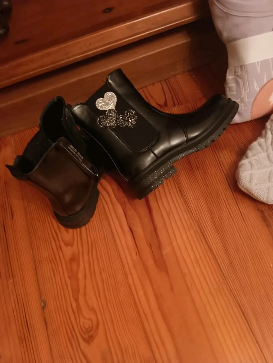 Beautiful ew set of girls clothes and boots 20 lot - Image 3