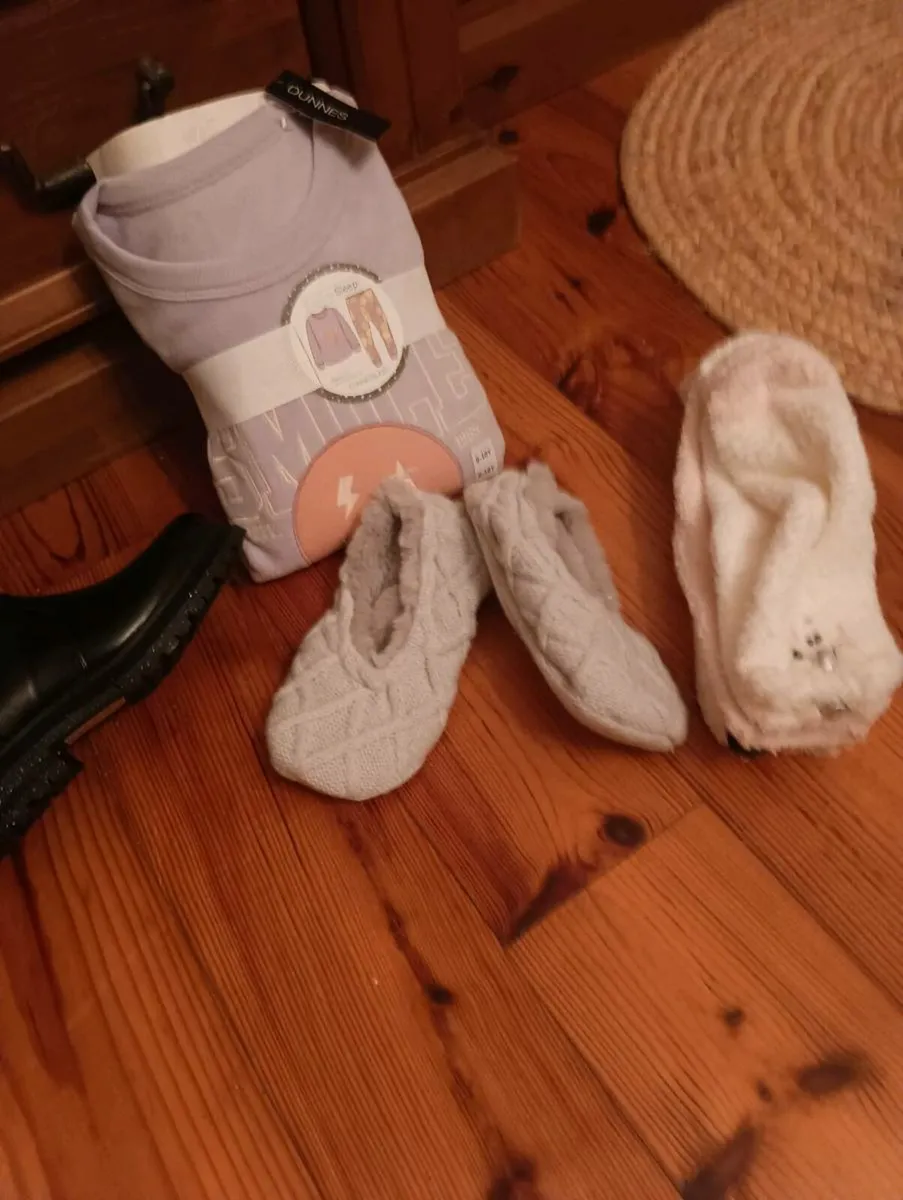 Beautiful ew set of girls clothes and boots 20 lot - Image 4