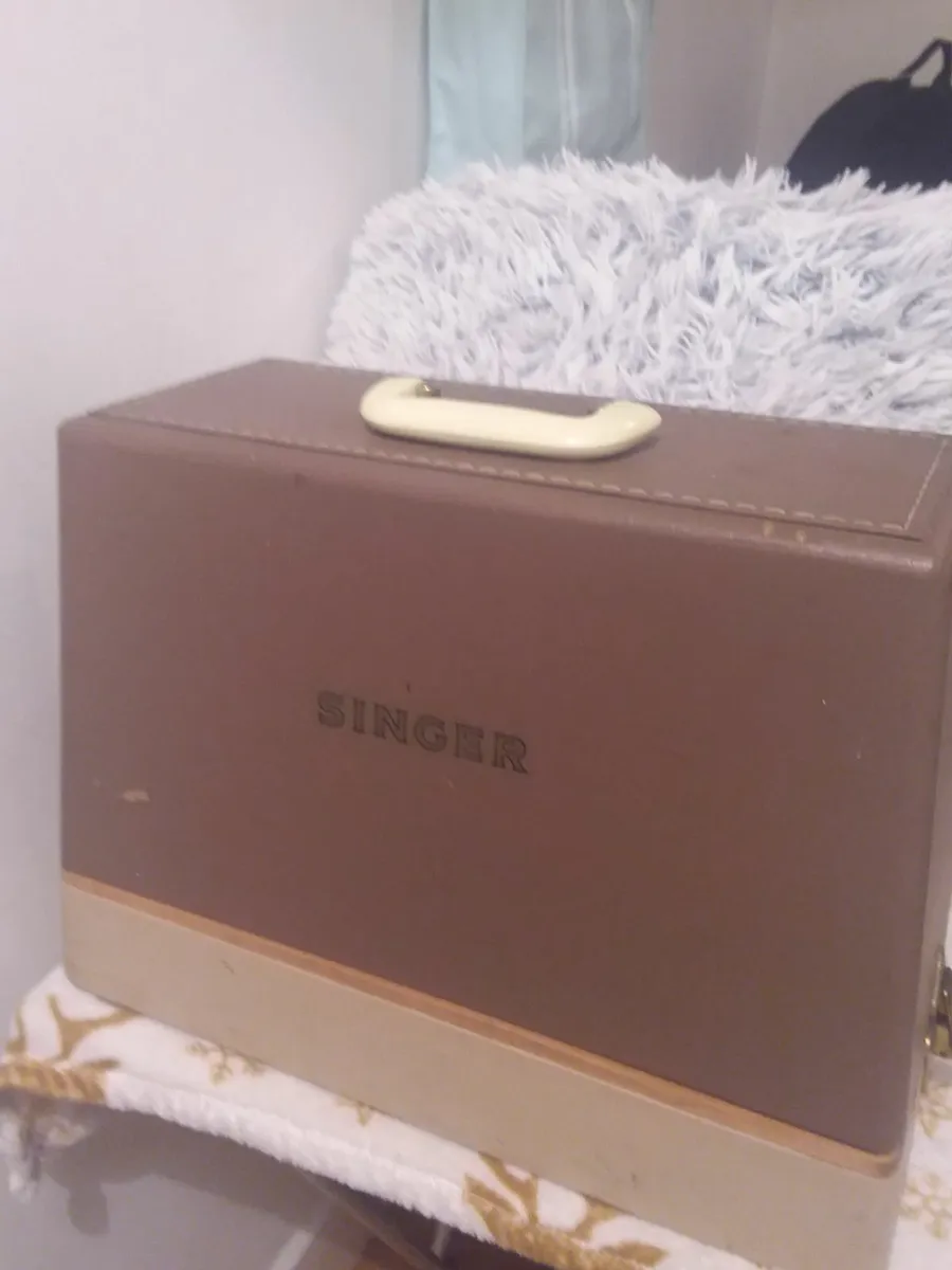 SINGER SEWING MACHINE - Image 1