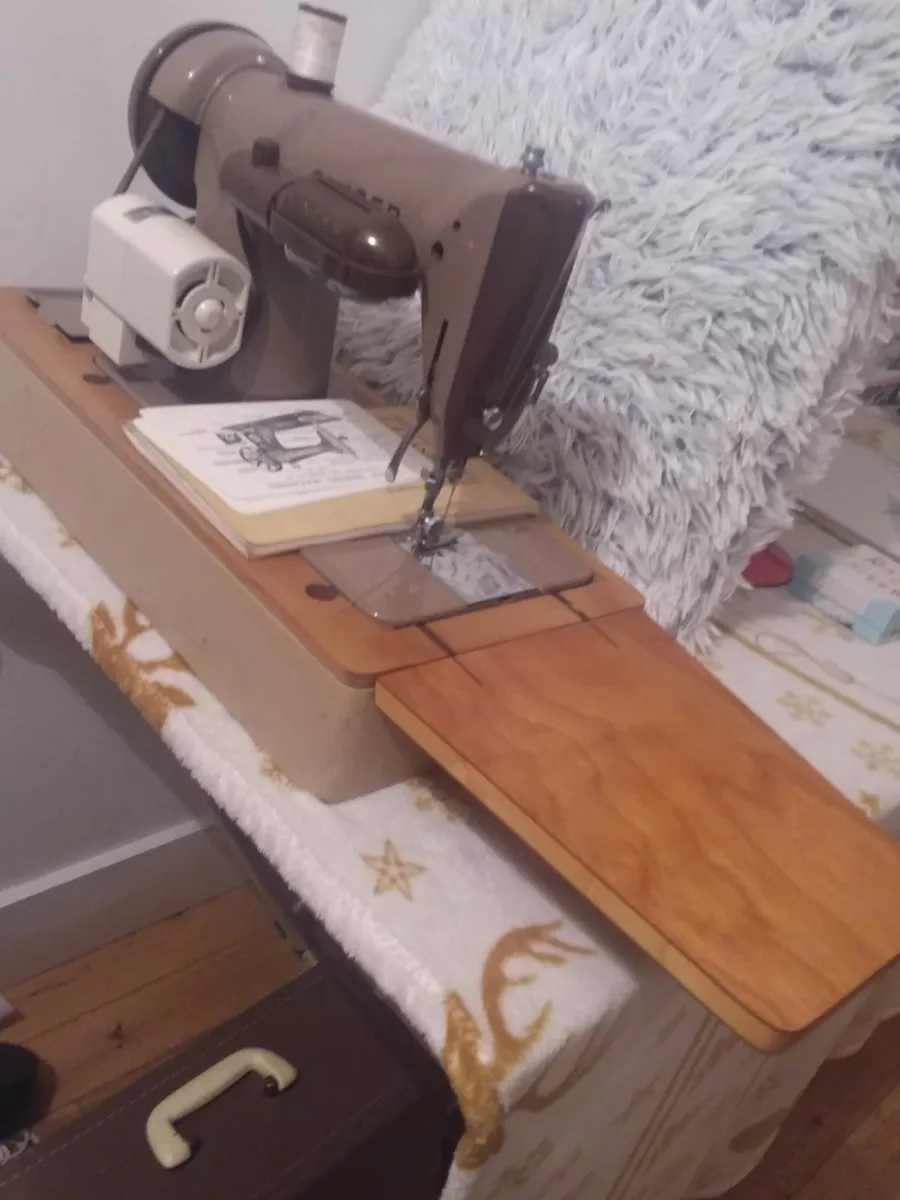 SINGER SEWING MACHINE - Image 2