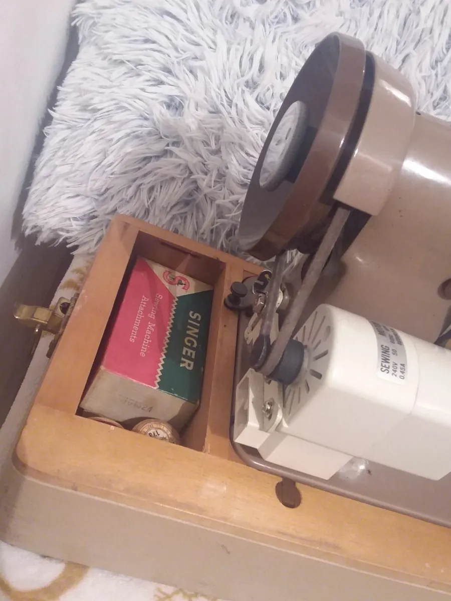 SINGER SEWING MACHINE - Image 4
