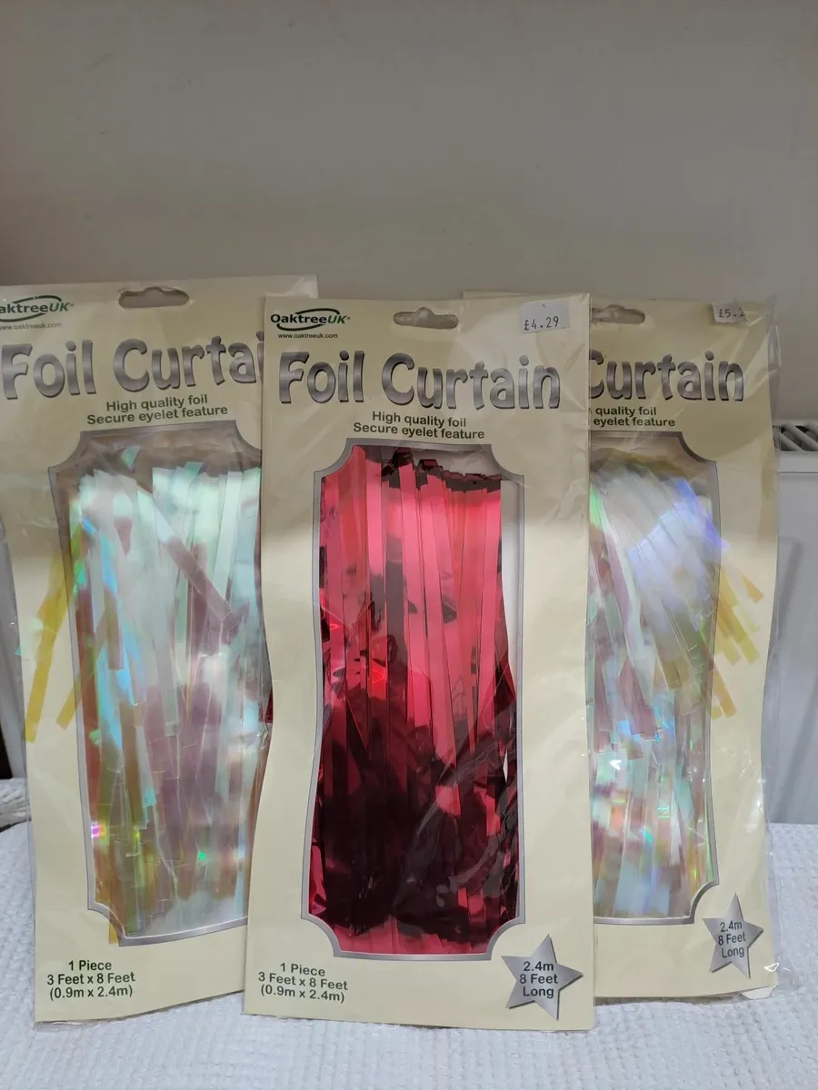 Red and white foil curtains bundle - Image 1