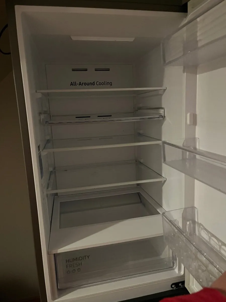 Samsung Series 5 Classic Fridge Freezer with Space - Image 3