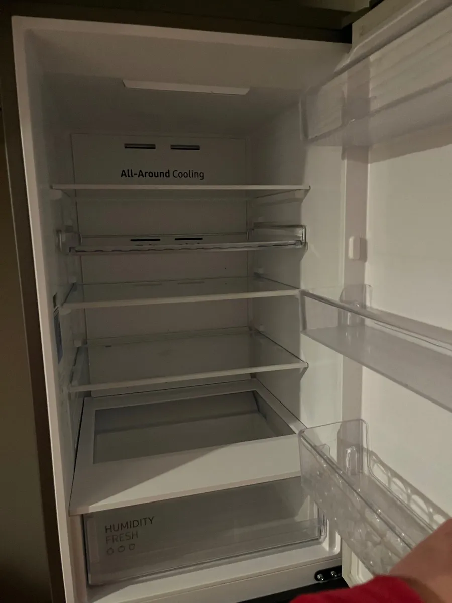 Samsung Series 5 Classic Fridge Freezer with Space - Image 4