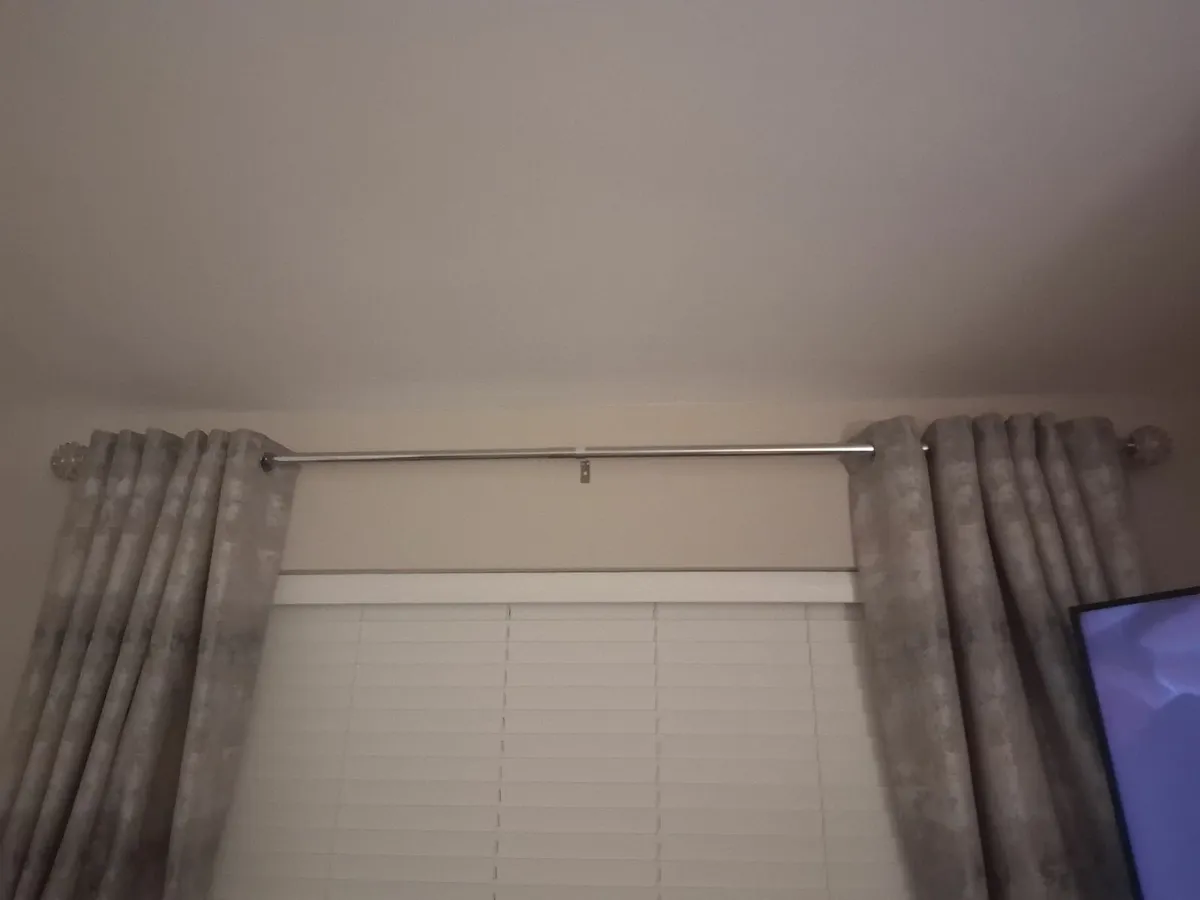 Curtain poll - Image 1