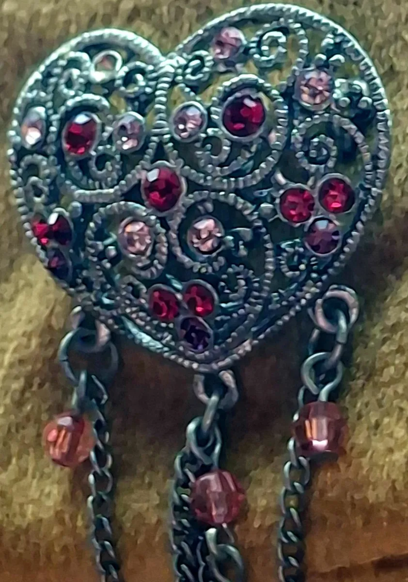 A detailed, open filigree heart motif Brooch... - Image 4