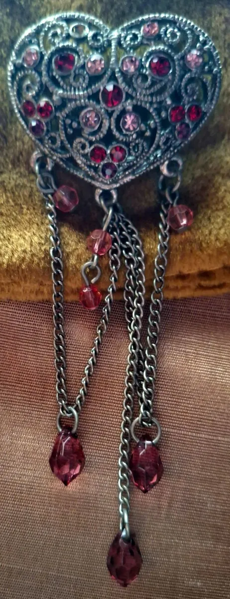 A detailed, open filigree heart motif Brooch... - Image 1