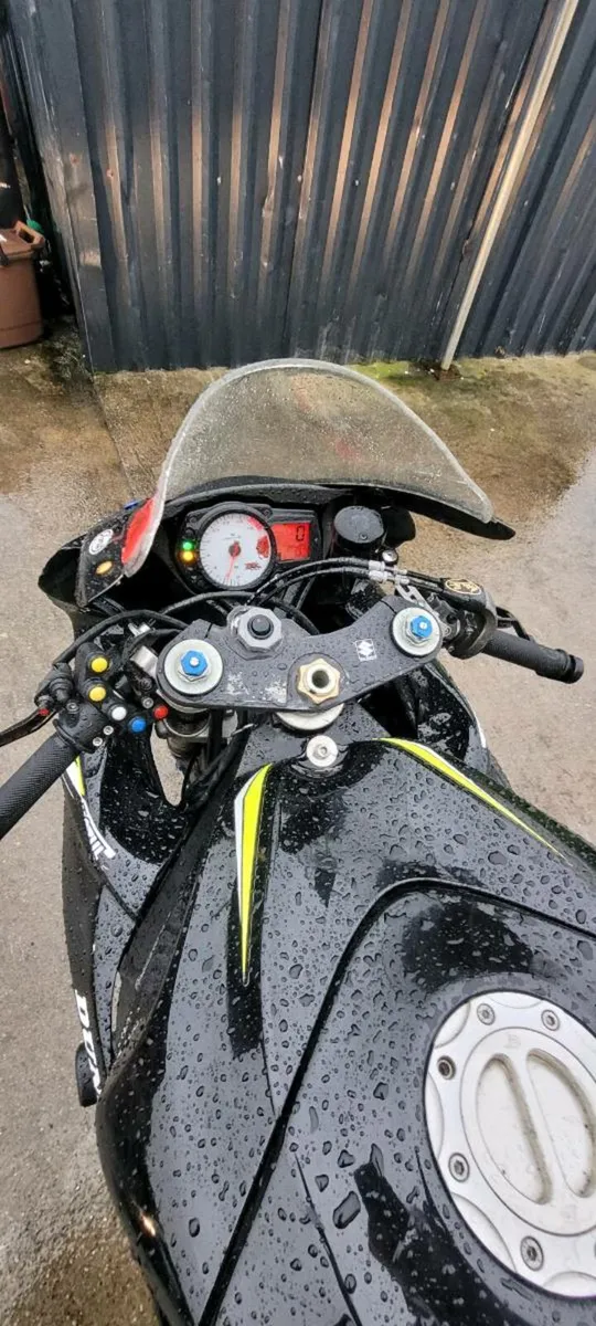 Suzuki gsxr 750 k7 track bike - Image 3