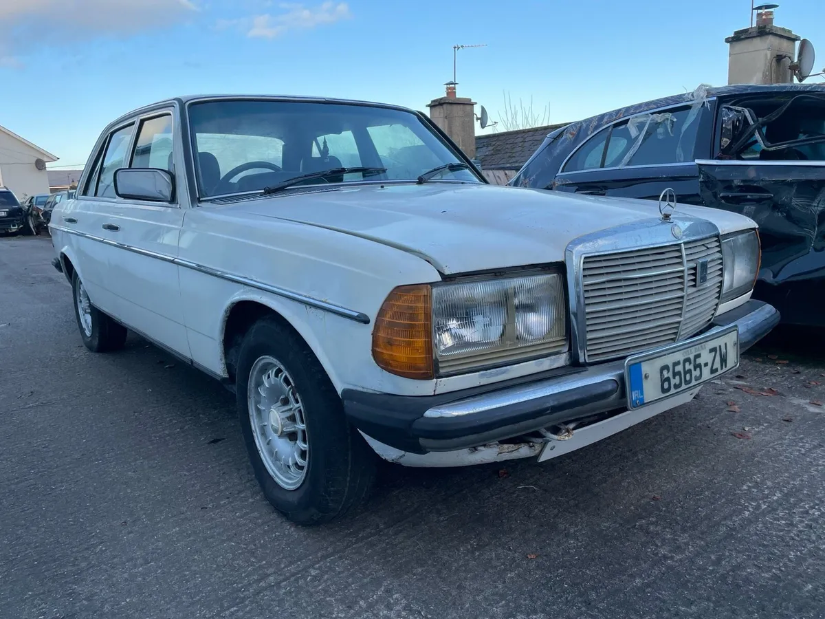 Mercedes 240d - Image 3