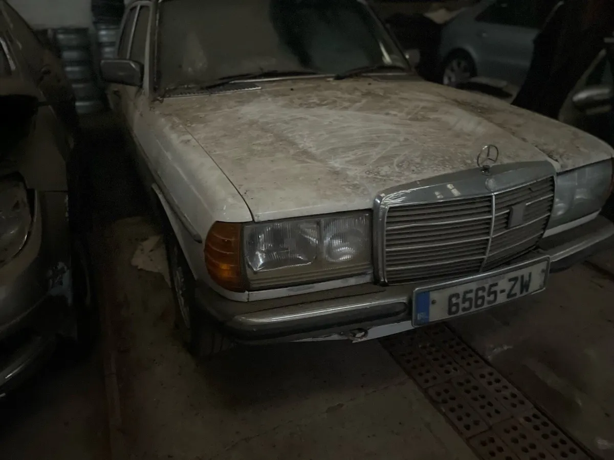 Mercedes 240d - Image 4