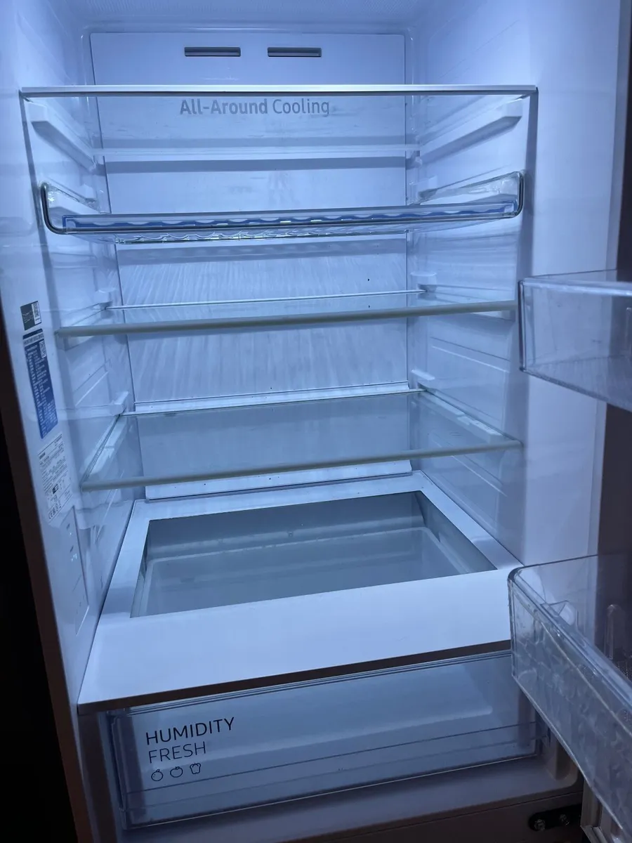 Samsung Series 5 Classic Fridge Freezer with Space - Image 1