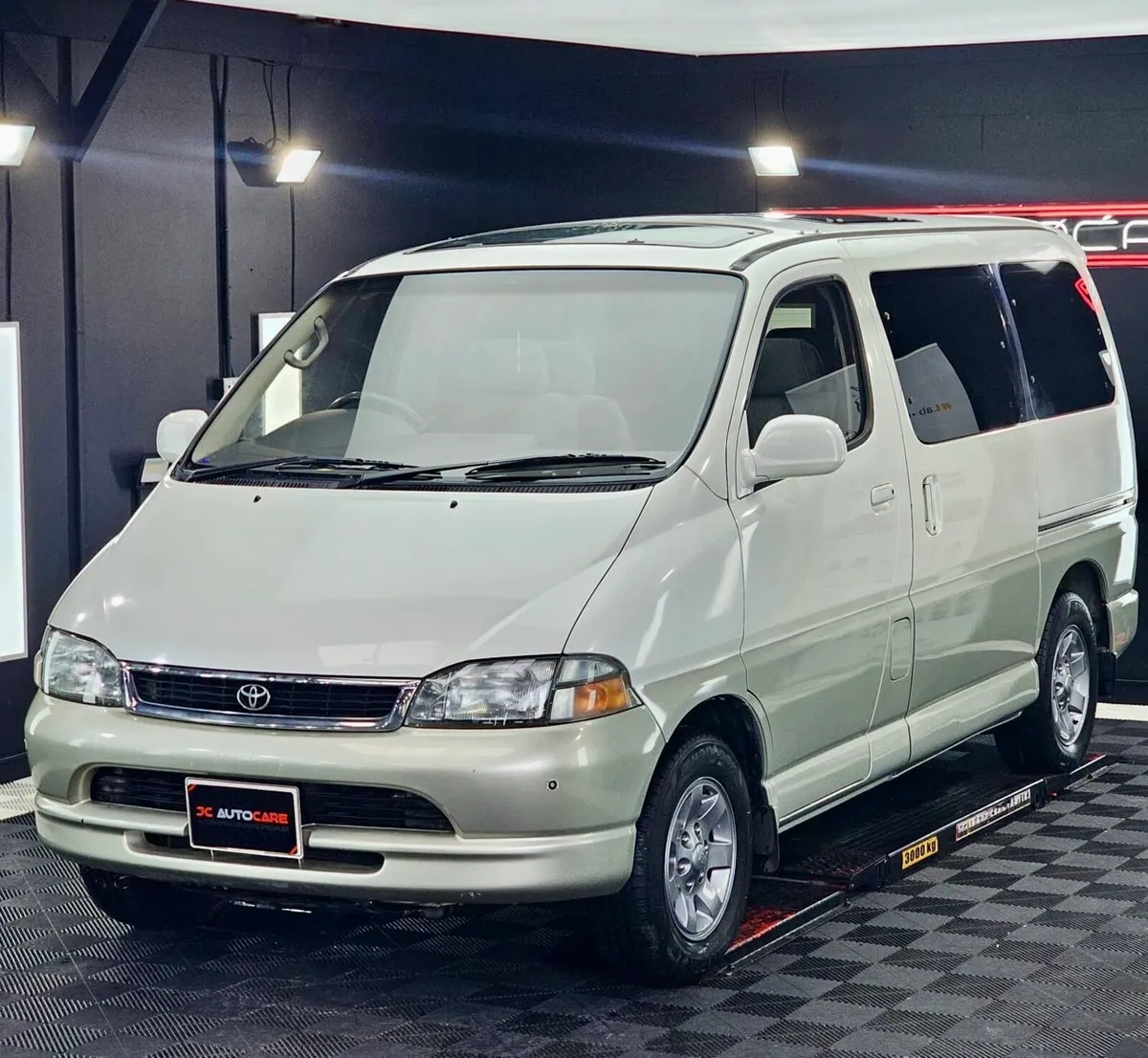 Toyota Granvia 3.0 TDI - Image 1