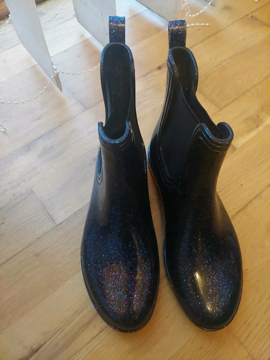 Girl's wellies - Image 1