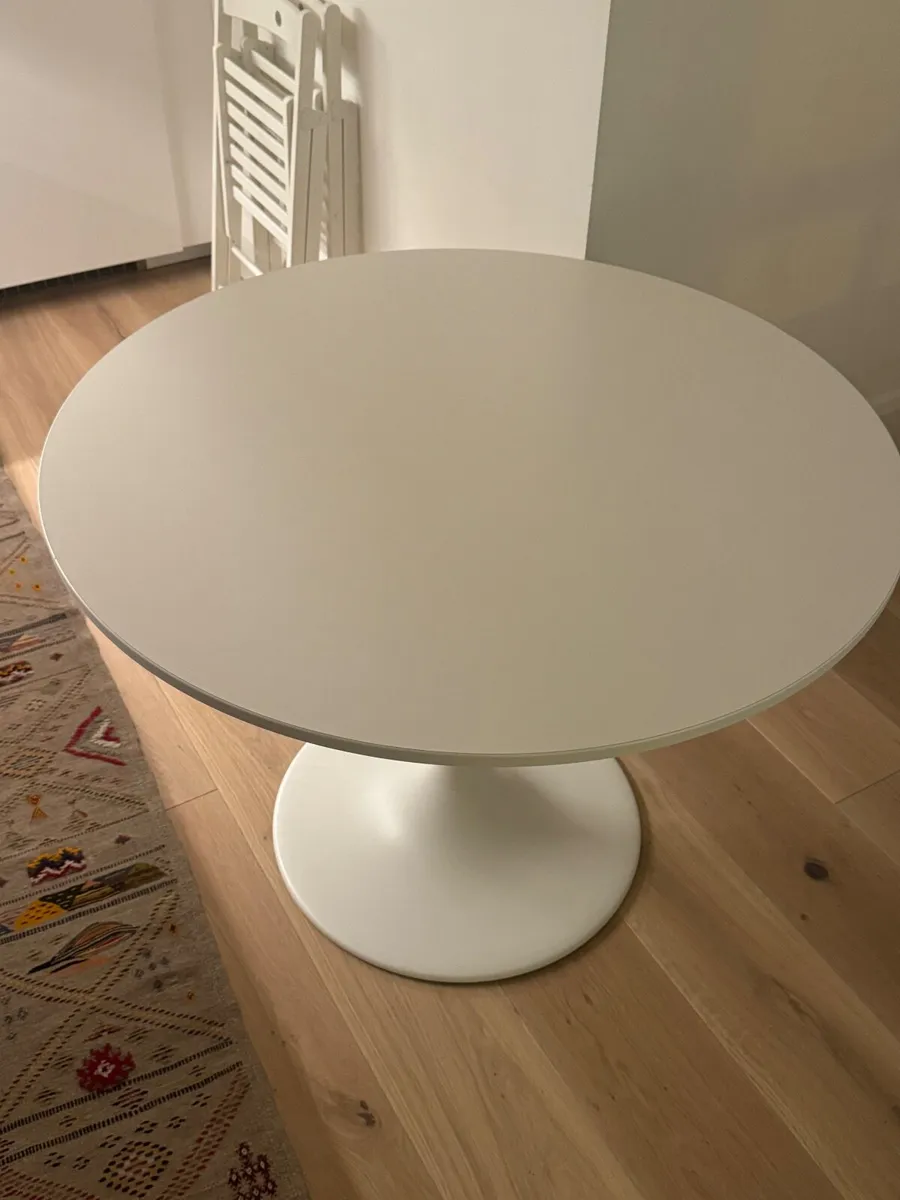 Round dining table - Image 1