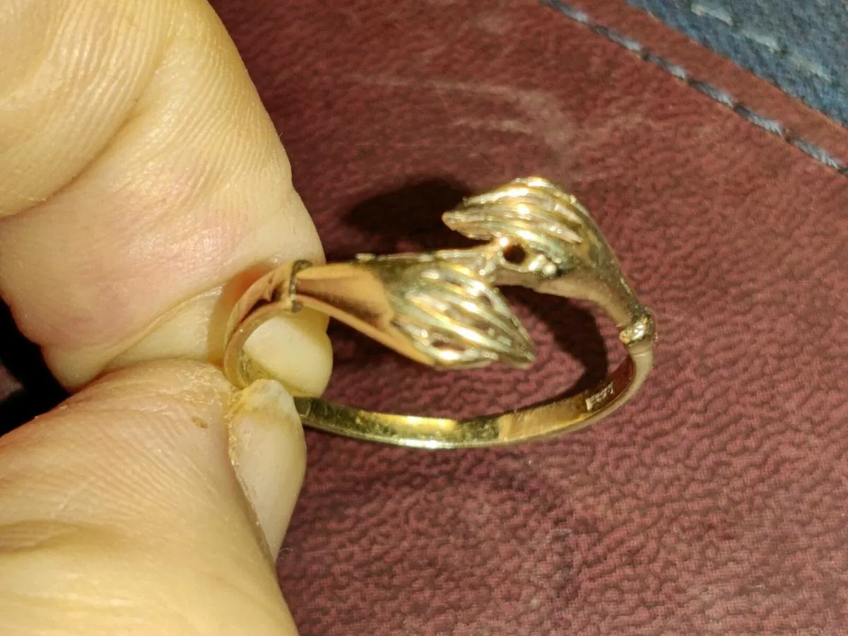 HUGGING ARMS, 9CT Thick Yellow Gold Signet Ring ! - Image 1