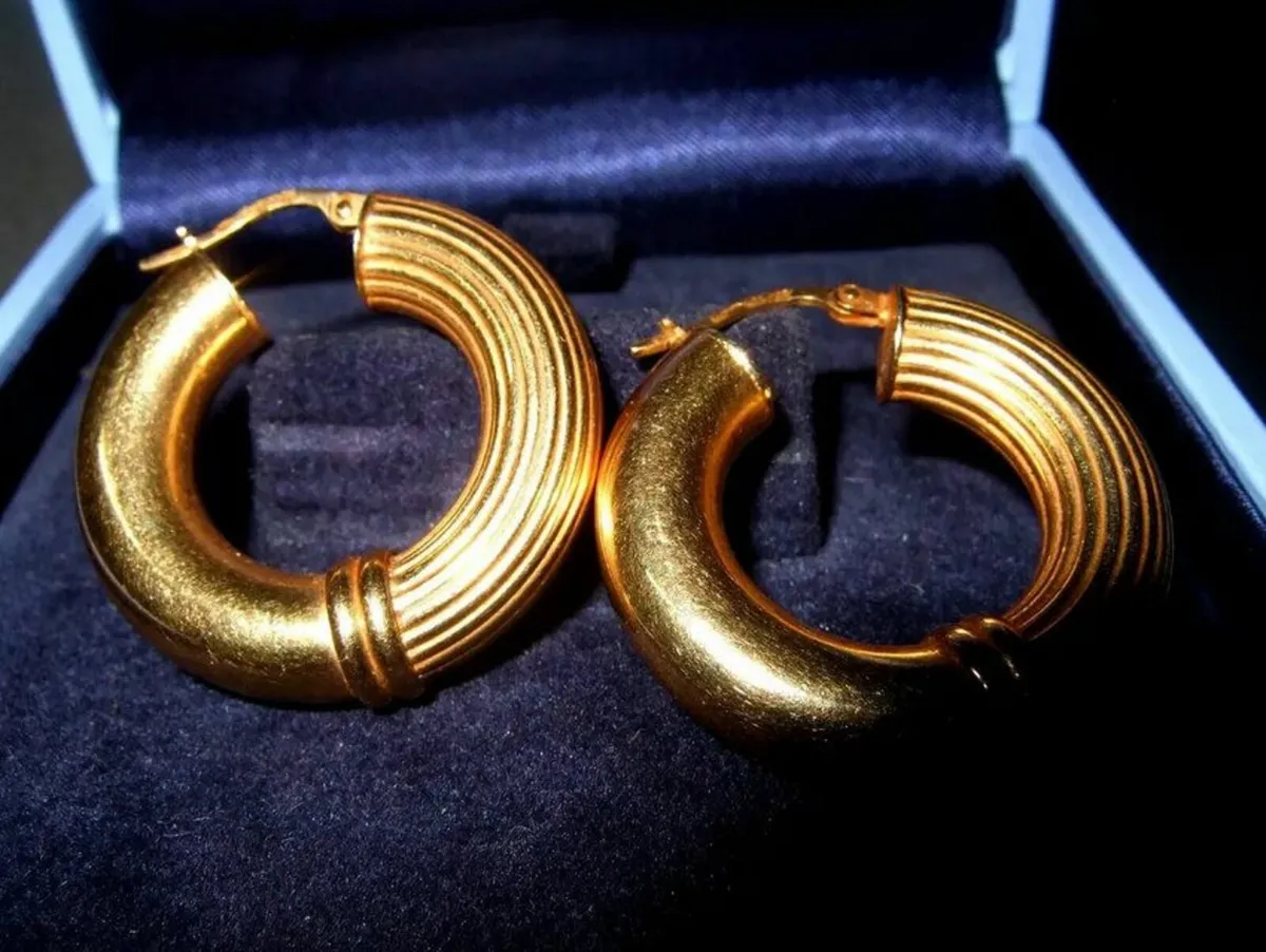 Vintage 9ct Gold Dual Pattern Hoops - Image 2