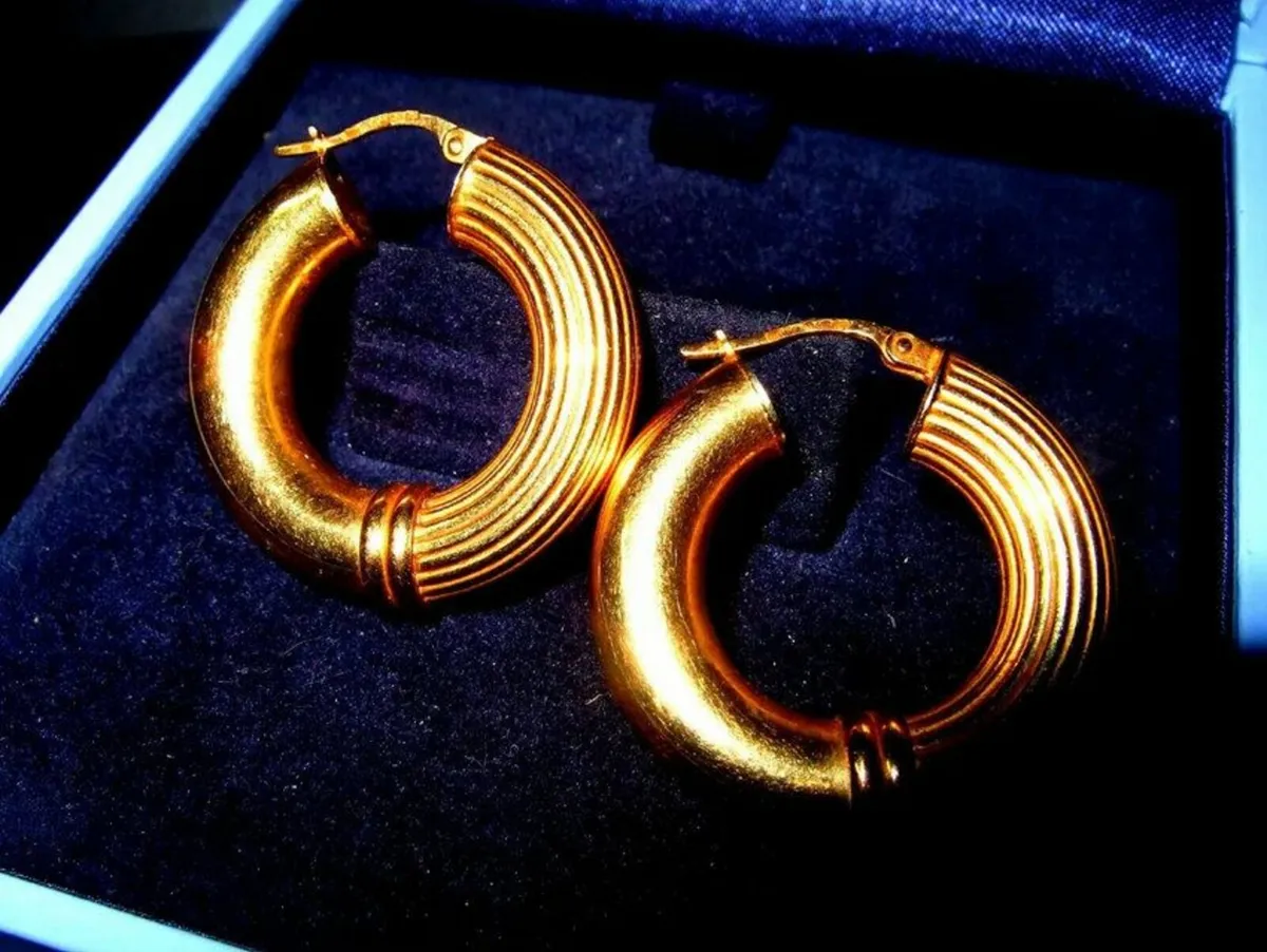 Vintage 9ct Gold Dual Pattern Hoops - Image 3