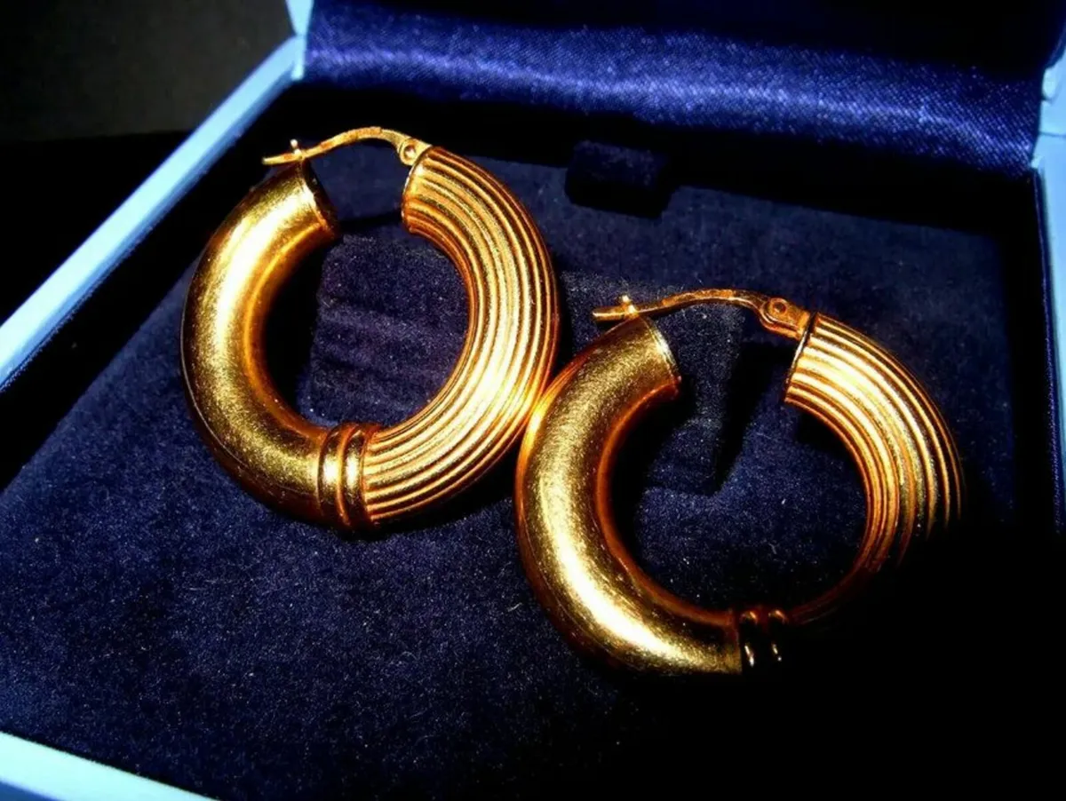 Vintage 9ct Gold Dual Pattern Hoops - Image 4