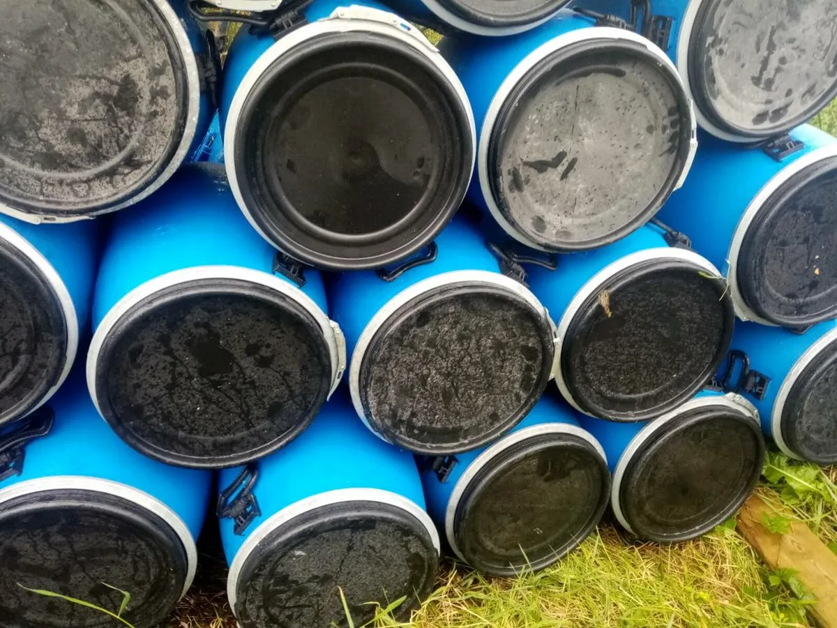 220 litre plastic barrels with lid and clamp - Image 3