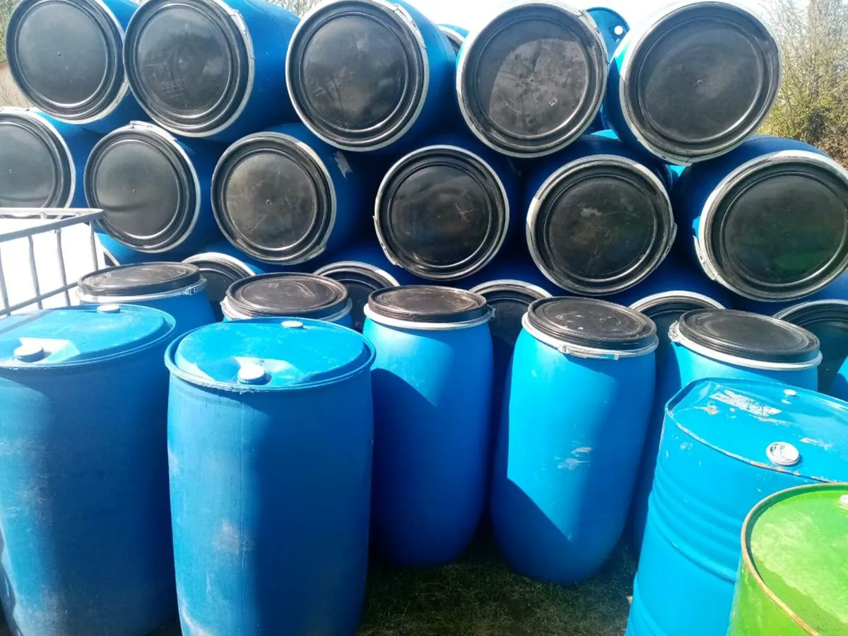 220 litre plastic barrels with lid and clamp - Image 4