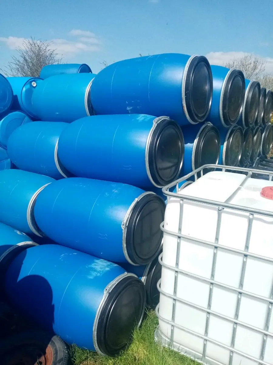 220 litre plastic barrels with lid and clamp - Image 1