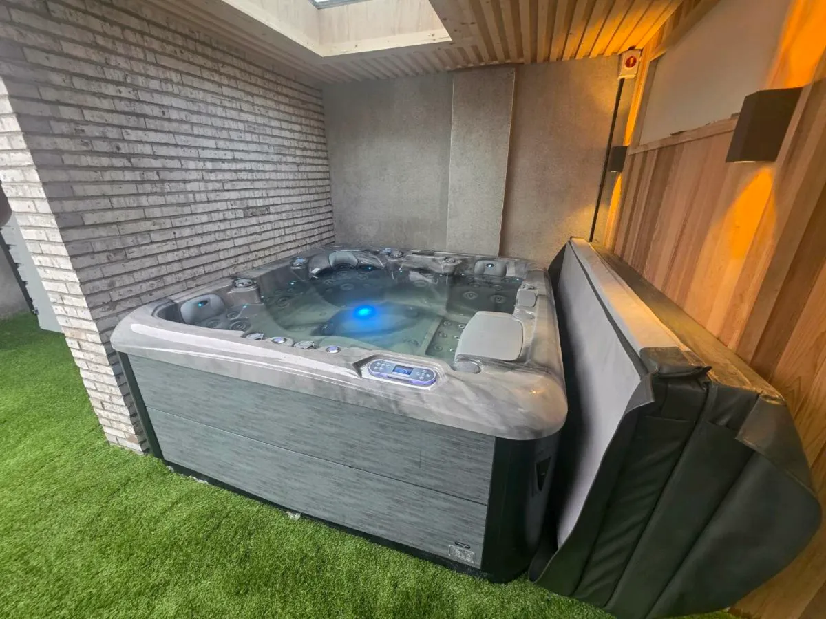 Hot tub - Image 1