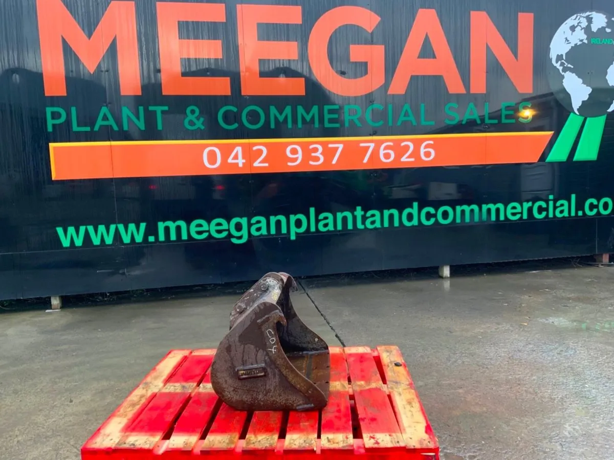 24" MINI DIGGER BUCKET......30mm PINS.......C04. - Image 1